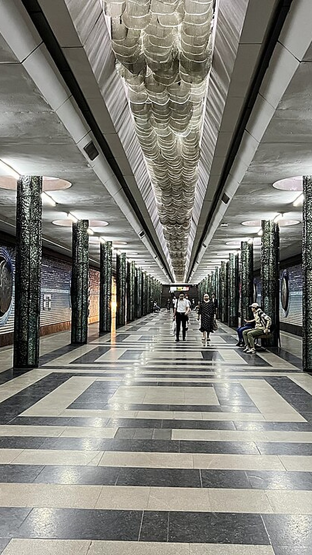 Станция метро «Космонавтлар»